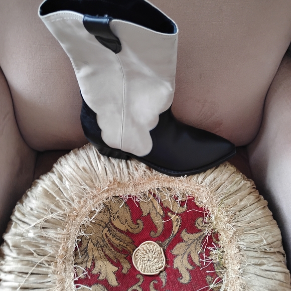 Source Unknown Black and White Heeled Boots - Picture 2 of 5